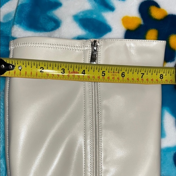 🆕 Cream Heeled Boots with Glossy Finish size 10.5 - Picture 11 of 11